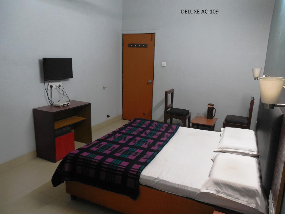 אחמדאבאד Hotel Silver Springs מראה חיצוני תמונה