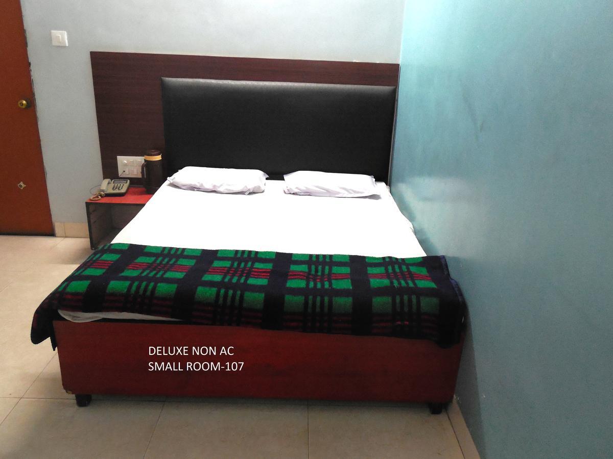 אחמדאבאד Hotel Silver Springs מראה חיצוני תמונה