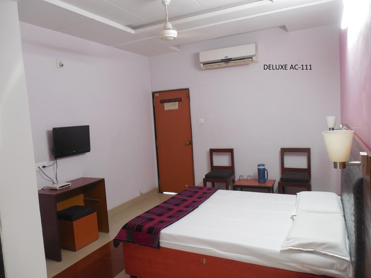 אחמדאבאד Hotel Silver Springs מראה חיצוני תמונה