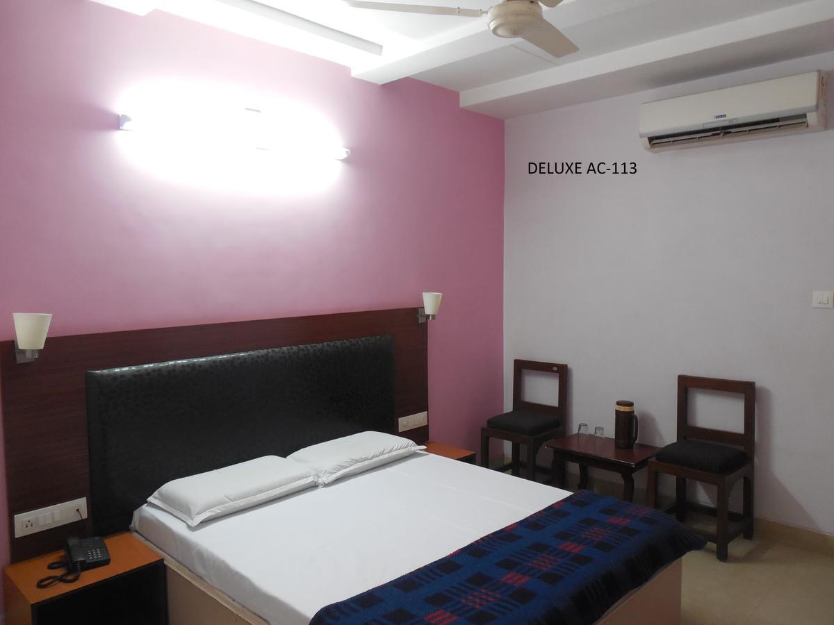 אחמדאבאד Hotel Silver Springs מראה חיצוני תמונה
