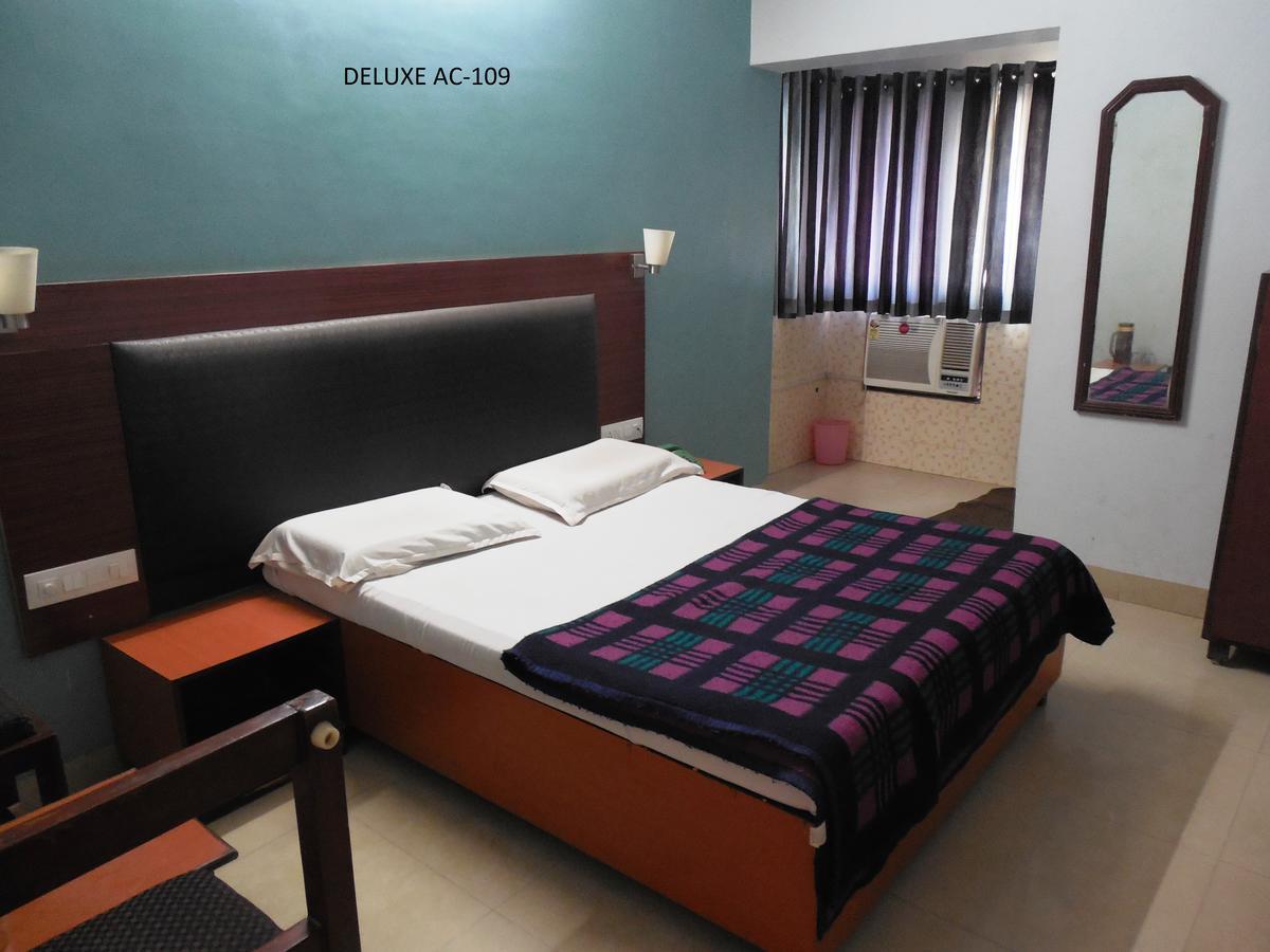 אחמדאבאד Hotel Silver Springs מראה חיצוני תמונה