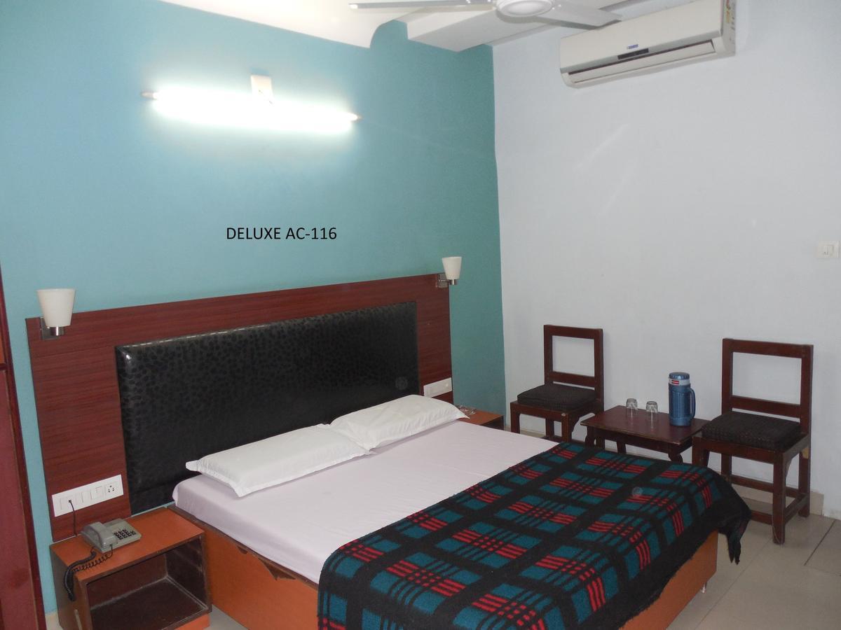 אחמדאבאד Hotel Silver Springs מראה חיצוני תמונה